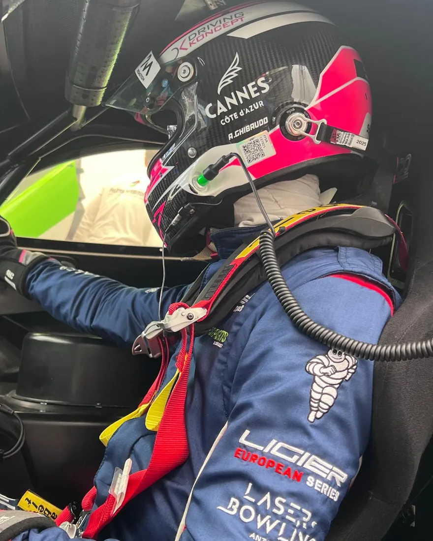 Anthony Ghibaudo, pilote accompagné par Dominique Palanque, sanglé dans le baquet de sa Ligier avant de prendre la piste