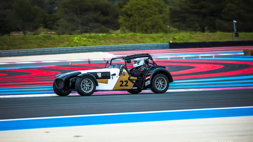 Une Caterham de la Coupe Caterham en piste sur le circuit Paul Ricard