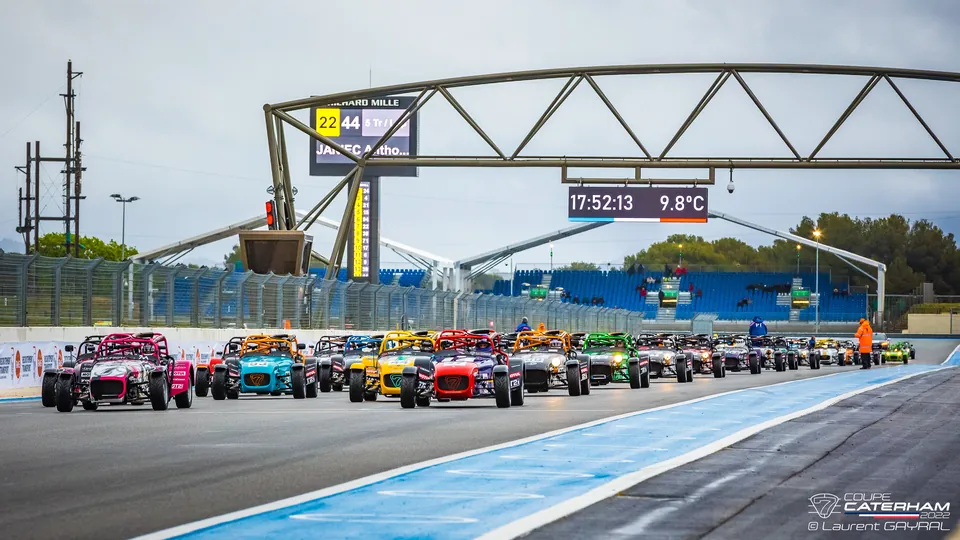 Départ d'une course de Caterham sur le circuit Paul Ricard