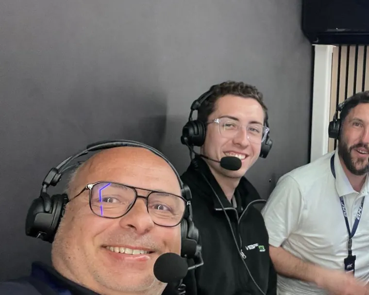 Dominique Palanque, souriant, casque micro sur la tête, en cabine de commentaire lors d'un week-end de course
