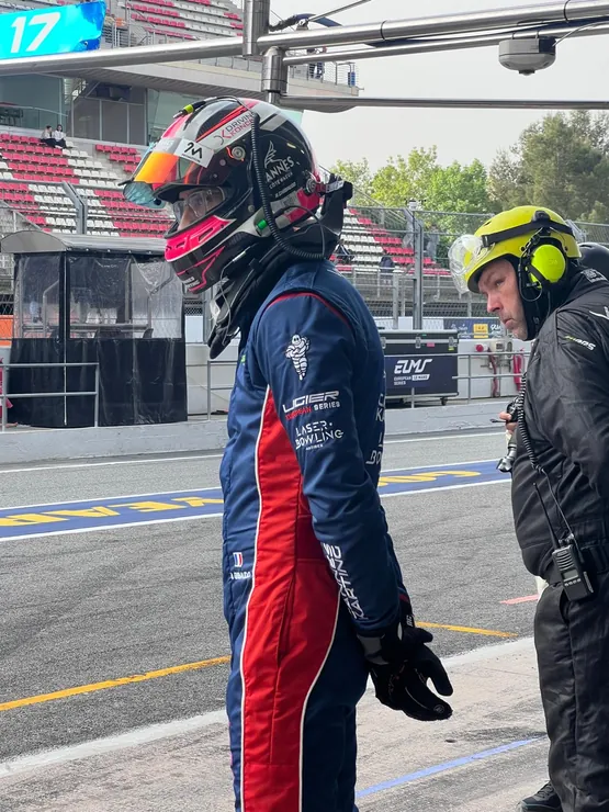 Un pilote casqué dans la voie des stands du circuit de Barcelone, juste avant de prendre la piste