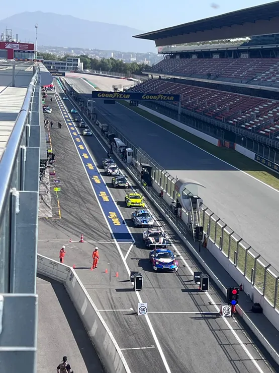 La voie des stands du circuit de Barcelone vue d'en haut, les voitures alignées